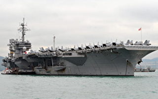 美国小鹰号航母退役前停靠香港
