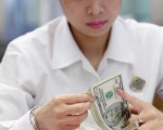 美元转强 人民币汇率回贬破7.0