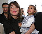 當地時間4月29日法國第一夫人卡拉布魯妮隨著總統丈夫沙科吉出訪突尼西亞。（PATRICK KOVARIK/AFP/Getty Images）
