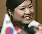 韩国官员29日说，韩国首位太空人李素妍在返回地球的航程中遭遇剧烈颠簸，造成背部严重疼痛，已送往医院治疗。（AFP）