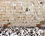 大批猶太教信徒在逾越節前聚集在哭牆前祈禱。(AFP)