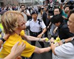 香港传奥火 数百“红衣人”包围和平抗议女生