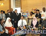 马国下议院会议首日在国会走廊召开的记者会。右一至右三：马来西亚律师公会人权小组副主席阿米尔韩沙（Amer Hamzah），国会在野党领袖旺阿兹莎，和废除内安法令联盟主席赛依布拉欣（Syed Ibrahim）。左一至左三为内安法令扣留者的家属：甘纳巴迪绕（Ganabatirao）弟弟莱都（Raidu），兴都权利行动力量（Hindraf）领袖马诺哈然妻子布丝巴妮达（Puspanita），和诺莱拉。（摄影：徐长乐/大纪元）