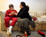 妈妈正在鼓励自闭症的小孩（图片来源：Getty Images）