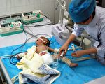 中国安徽省截至5月2日累计报告EV71肠病毒4,529宗。图为一名婴孩正在接受治疗。（AFP）