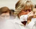 受污染肝素造成美国81人的死亡，四月二十九日星期二在美国国会委员会会议，死亡病人家属哭诉没有想到赖以救命药可能被污染，亲人的生命再也无法挽回 (Win McNamee/Getty Images)
