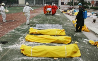 汉旺镇目击：孩子尸体铺满三个篮球场