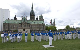 渥太华法轮功学员与天国乐团同庆法轮大法日