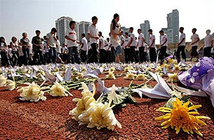汶川罹难超过3万  19日起3天为全国哀悼日