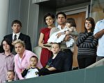 汤姆克鲁斯抱着女儿看足球比赛，身旁站着妻子凯蒂荷姆斯。（图/Getty Images）