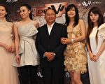 在2008第61届嘎纳电影节上,导演吴宇森和《赤壁》中部分演员和媒体见面。左起:林志玲、宋佳、吴宇森、赵薇。(Gareth Cattermole/Getty Images)