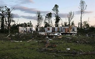 龙卷风袭击美国奥克拉荷马州北部 树倒屋毁