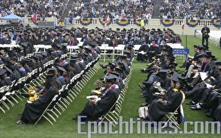 聖荷西州立大學畢業典禮24日在該校體育館舉行，約3,000名畢業生和15,000名家長和親友，參加了當天的慶祝儀式。（攝影：呂海/大紀元）