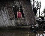 外国救援人员今天涌入缅甸伊洛瓦底江三角洲，考验军事执政团向外国救灾人员开放灾区的承诺。在热带气旋重创缅甸三周后，仍有一百万灾民尚未获得援助。//法新社