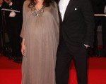 裘莉与爱人布莱德彼特两人郎才女貌，出席戛纳影展时被衣评家评为穿着最亮眼的组合。(Gareth Cattermole/Getty Images)