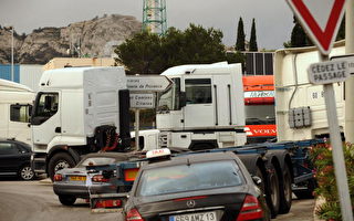 抗议油价飞涨 法国卡车司机封锁油库