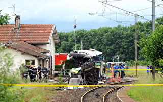 法国火车撞校车 7学童丧生