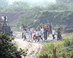 村民與坐在推土機內的拆遷者對峙（天網提供）