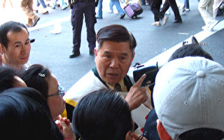 中共歹徒華埠中國城毆打老年法輪功學員