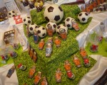 足球状和足球运动员状的巧克力