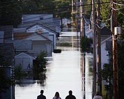 美總統布希訪視中西部愛阿華州水患災區