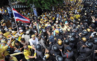组图：曼谷局势紧张 近万群众包围政府大楼