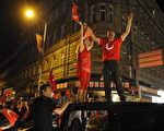 2008年6月20日，欧洲国家杯足球赛，土耳其靠PK大战以三比一踢败克罗地亚后，土耳其迷在维也纳街头庆祝。（AFP PHOTO/Samuel Kubani）