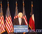 6月17日下午﹐美國共和黨總統候選人McCain在休士頓城中區的希爾頓飯店就能源問題發表演講﹐強調美國應加強能源自給﹐降低對進口石油的依賴度。演講對大眾開放入場。結束後﹐他還與聽眾們一一握手。(王洋攝影/大紀元)