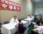 图：加州中医公会于6月22日在洛杉矶华侨文教第二服务中心举办了一次义诊及学术讲座活动。图为林思哲医师在提供咨询。（摄影：刘菲／大纪元）
