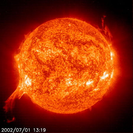 2002年7月1日，NASA發佈的太陽爆發照片，等離子體在日冕内形成巨大的雲霧。（NASA/Getty Images）