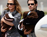 (Jennifer Lopez )和丈夫马克.安东尼（Marc Anthony）及他们的小孩 /AFP/Getty Images