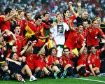 西班牙足球队在赛后庆祝胜利。（Lars Baron/Gettyimages)