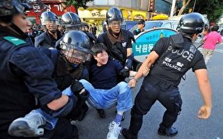 南韩警方压制反美牛肉进口示威 拘禁七十人