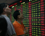曾在2007年風糜全球的中印股巿，自2008年以來均已雙雙淪落為表現最差的股巿。圖為上海股巿於6月10日創下單日7.73%跌幅後，投資人難掩失落。(China Photos/Getty Images)