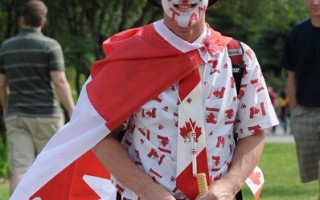 組圖﹕卡爾加里歡慶加拿大日(一)﹕紅白二色巧裝扮