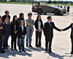 贝丹考抵达巴黎时，法国总统及夫人亲自接机，并在机场举行简短的致词。( Pascal Le Segretain/Getty Images)