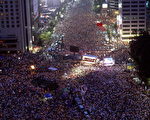 韩国民众针对李明博政府开放美国牛肉进口，展开一个多月的烛光集会及示威抗争。(JEON HYEONG-JIN/AFP/Getty Images，2008年7月5日)