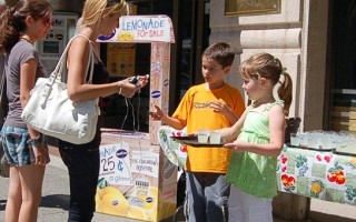 图片新闻﹕学童暑期售果汁 筹善款