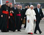 悉尼大主教、樞機主教喬治佩爾和澳洲總理陸克文等到機場迎接教宗。(Getty Image)