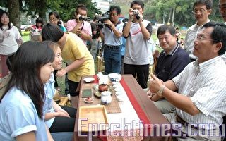 八位美加华裔青年体验阿里山高山茶