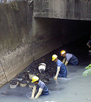 卡玫基过境 环保局清出沟渠污泥4万公斤