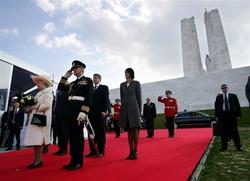 法國夫婦在加國戰爭紀念碑拍Ａ片  遭罰款