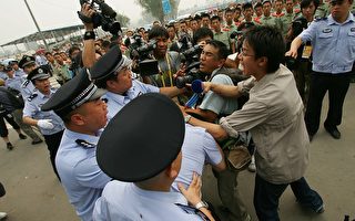 香港多名記者採訪京奧售票遭打傷扣留
