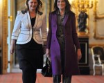 英國首相布朗的夫人莎拉(左)與法國第一夫人卡拉布魯妮。(ERIC FEFERBERG/AFP)