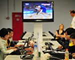 8月1日，北京奧運主新聞中心的記者們 (FREDERIC J. BROWN/AFP/Getty Images)