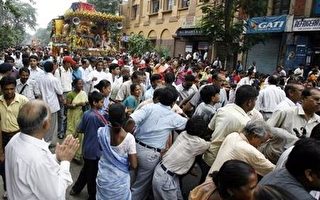 印度一廟宇踩踏事故  145死50傷