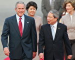 布什偕第一夫人劳拉飞抵首尔南郊军用机场时，韩国外交通商部长官柳明桓在场迎接。( Chung Sung-Jun/Getty Images))
