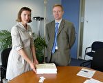 歐盟外交專員菲瑞若-沃德納女士的內閣副主管萬森‧格朗先生在歐盟委員會總部內接受CIPF代表尼娜‧魯吉斯特女士遞交的百萬簽名。（攝影:李孜/大紀元）