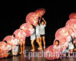 伞舞“细雨丝丝”。(摄影﹕杨天仪/大纪元)