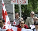 上万名格鲁吉亚人民走上街头示威，抗议俄罗斯入侵。有示威者高举不要重返苏联（USSR）的牌子。（AFP）